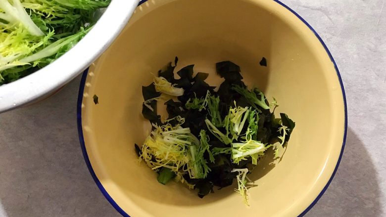 Healthy eating cold and refreshing side dishes ~ bitter chrysanthemum wakame