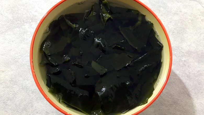 Healthy eating cold and refreshing side dishes ~ bitter chrysanthemum wakame