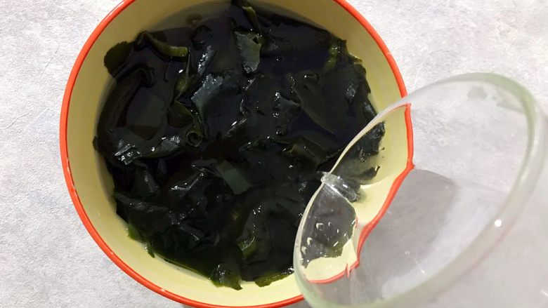 Healthy eating cold and refreshing side dishes ~ bitter chrysanthemum wakame