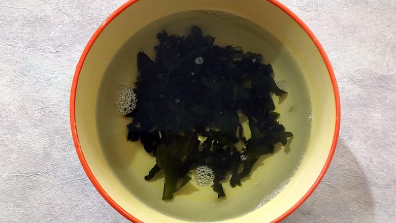 Healthy eating cold and refreshing side dishes ~ bitter chrysanthemum wakame