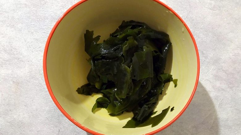 Healthy eating cold and refreshing side dishes ~ bitter chrysanthemum wakame