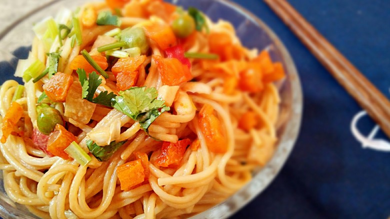 A bowl of hot dry noodles