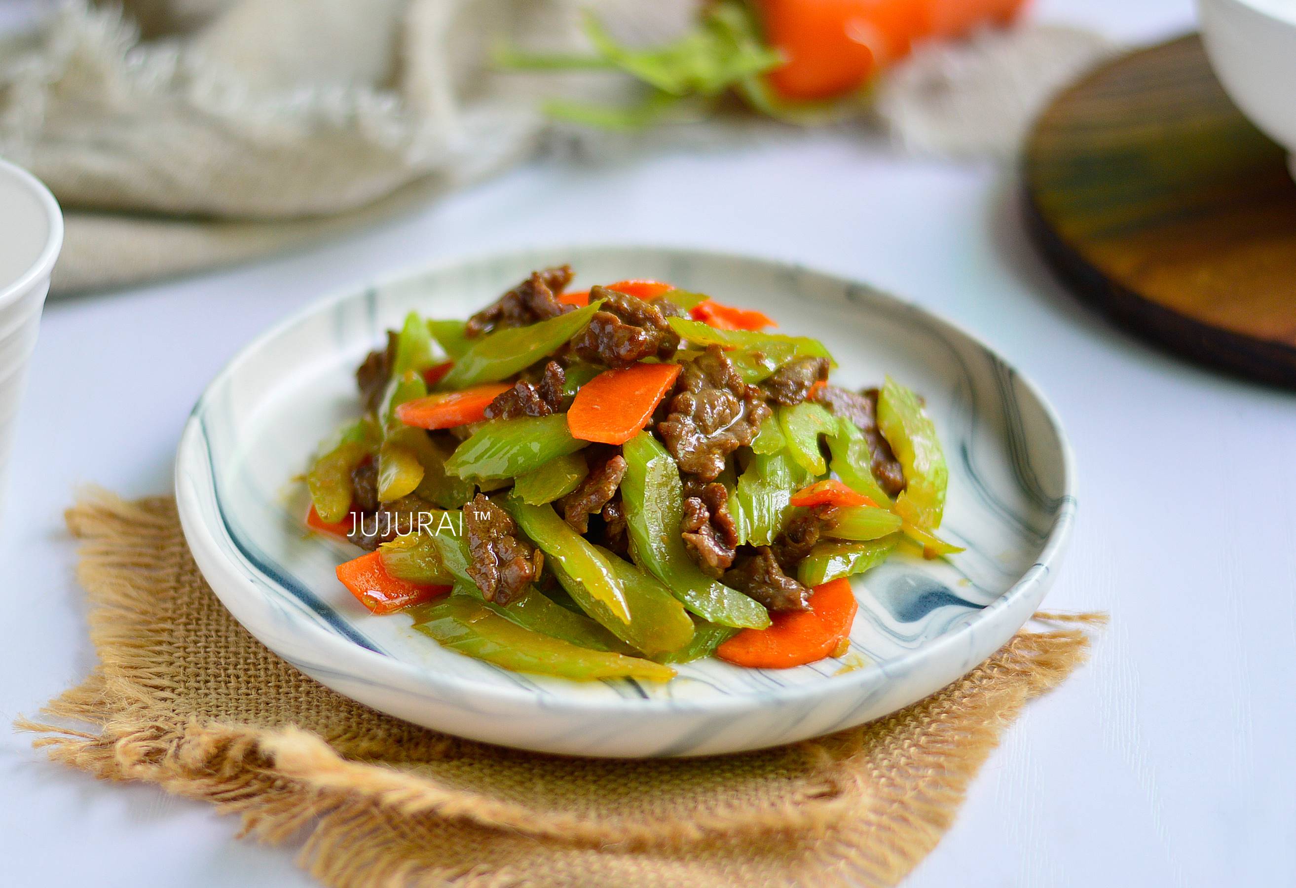 Stir-fried beef with celery