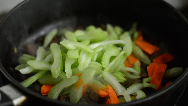 Fried beef with celery