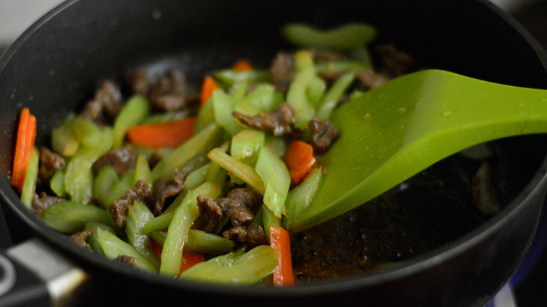 Fried beef with celery