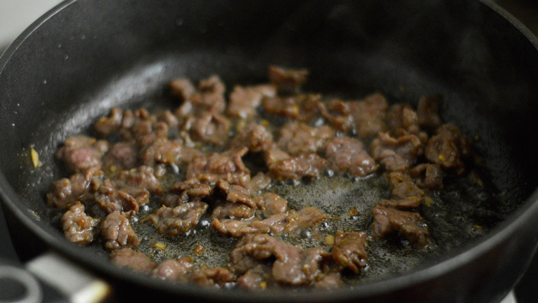 Stir-fried beef with celery