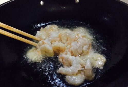 Go back to my parents’ house on the second day of the Spring Festival to have three fresh braised noodles and four mixed vegetables, three of which are stir-fried shrimps