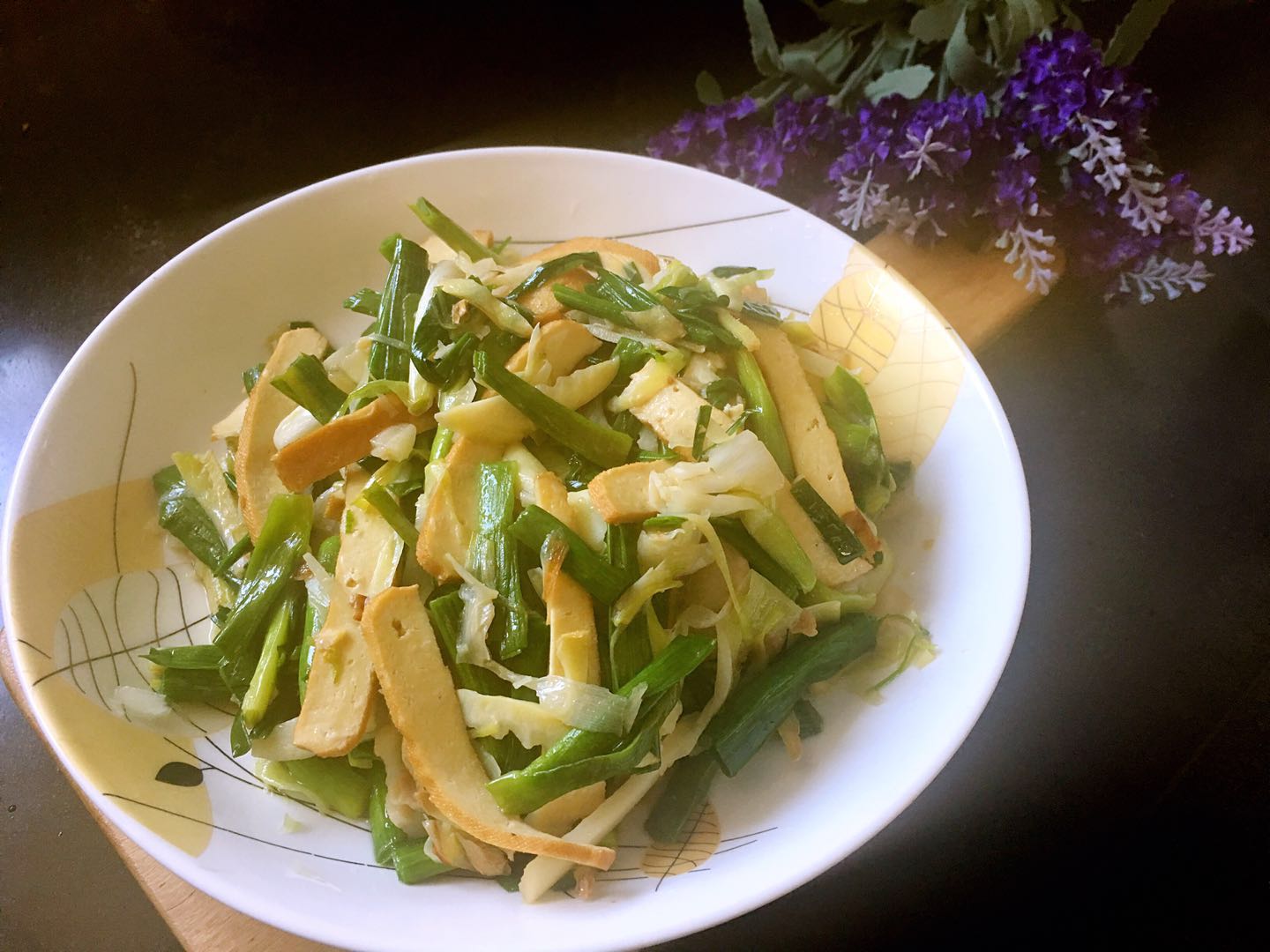 Stir-fried bacon with fragrant dried garlic and green garlic