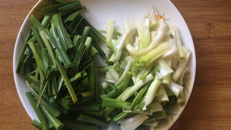 Bacon, fragrant and dry-fried green garlic