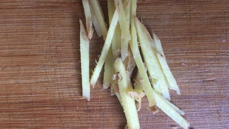 Bacon, fragrant and dry-fried green garlic