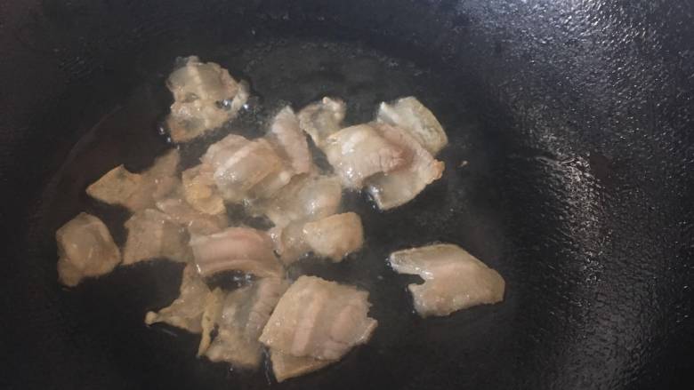 Bacon, fragrant and dried, fried green garlic