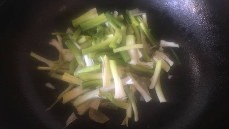 Bacon, fragrant and dry-fried green garlic