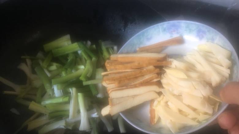 Bacon, fragrant and dried, stir-fried green garlic