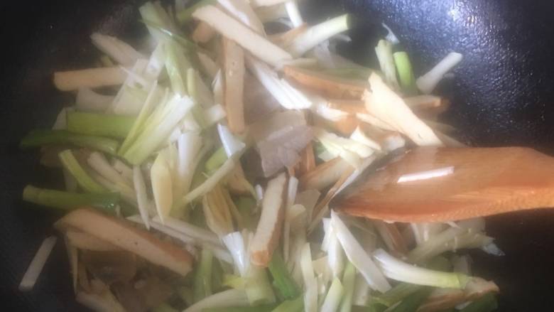 Stir-fried bacon, fragrant and dried green garlic