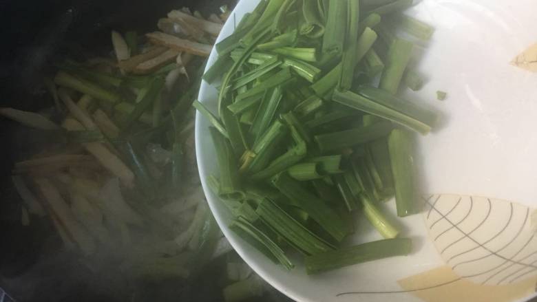 Bacon, fragrant and dry-fried green garlic