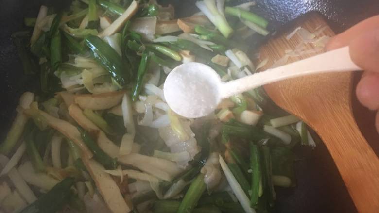 Bacon, fragrant and dry-fried green garlic