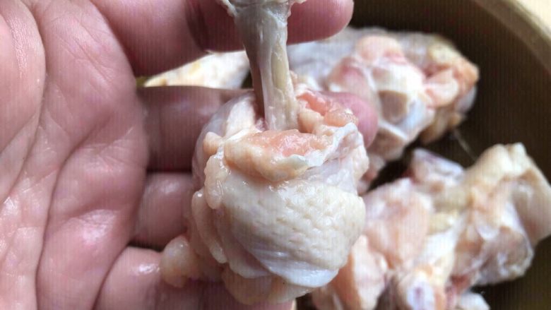 Chicken wing roots can also be used to make amazing banquet dishes