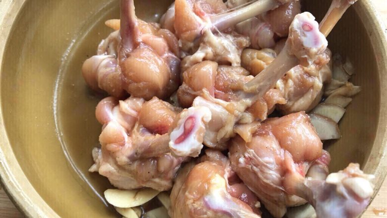 Chicken wing roots can also be used to make amazing banquet dishes