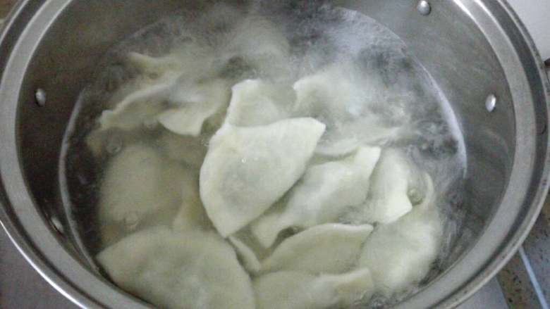 Dumplings with chrysanthemum fillings