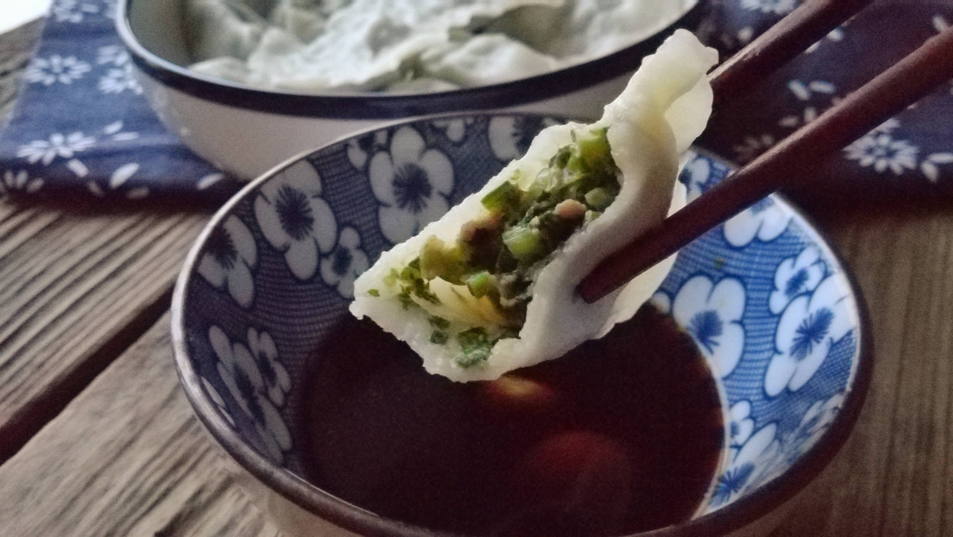 Chrysanthemum stuffed dumplings