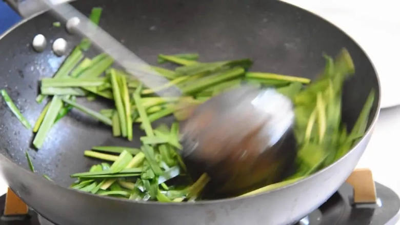 Fried eggs with leeks, the simplest home-cooked dish, tastes like a monk