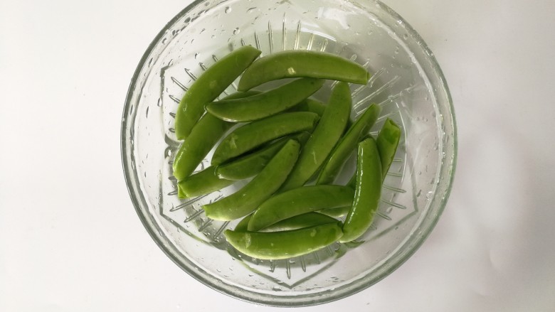 Stir-fried green sweet beans with lean meat