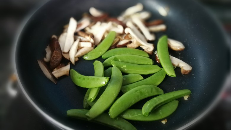 Stir-fried green sweet beans with lean meat