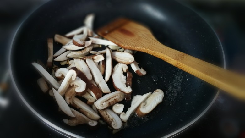 Stir-fried green sweet beans with lean meat