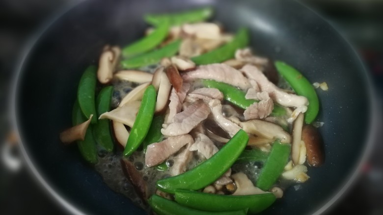 Stir-fried green sweet beans with lean meat