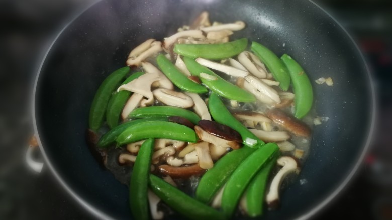 Stir-fried green sweet beans with lean meat