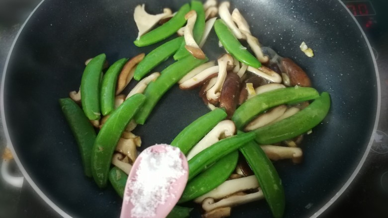 Stir-fried green sweet beans with lean meat