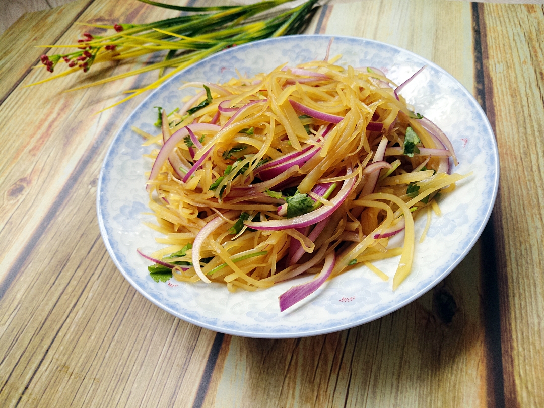 Onions mixed with shredded potatoes