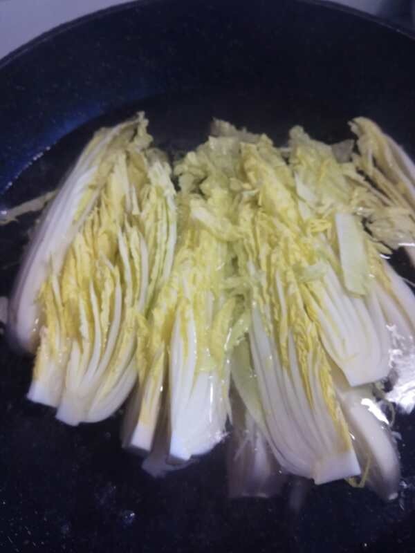 Garlic vermicelli and baby cabbage