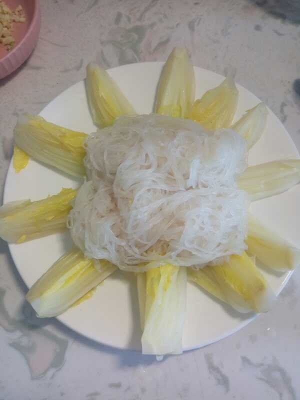 Garlic vermicelli and baby cabbage