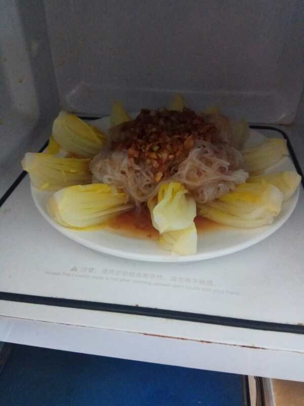 Garlic vermicelli and baby cabbage