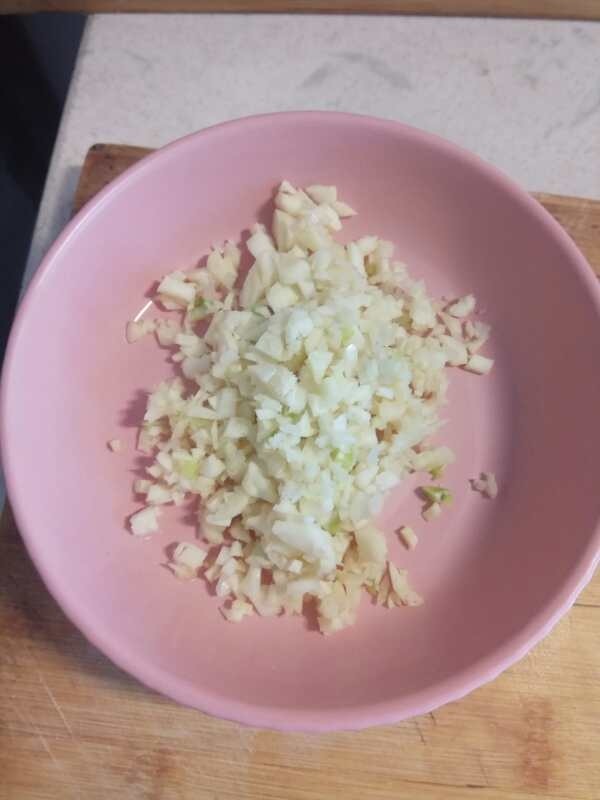 Garlic vermicelli and baby cabbage