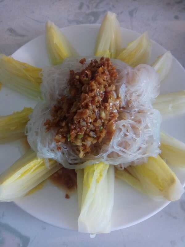 Garlic vermicelli and baby cabbage