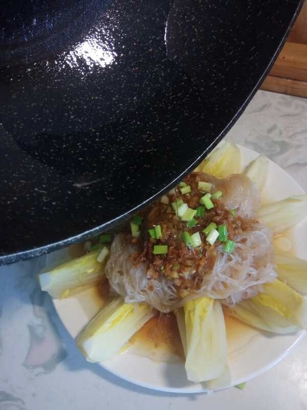 Garlic vermicelli and baby cabbage