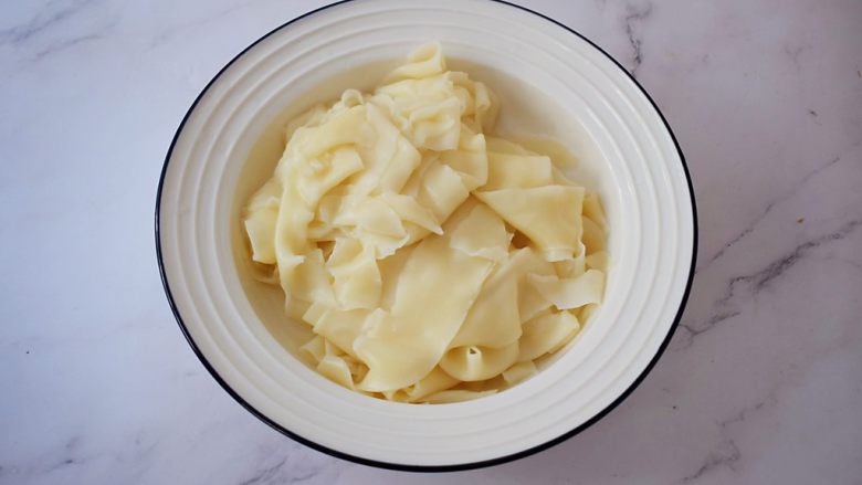 Dumpling skin with oily noodles