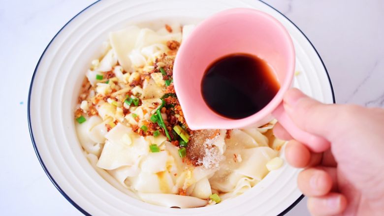 Dumpling skin with oily noodles