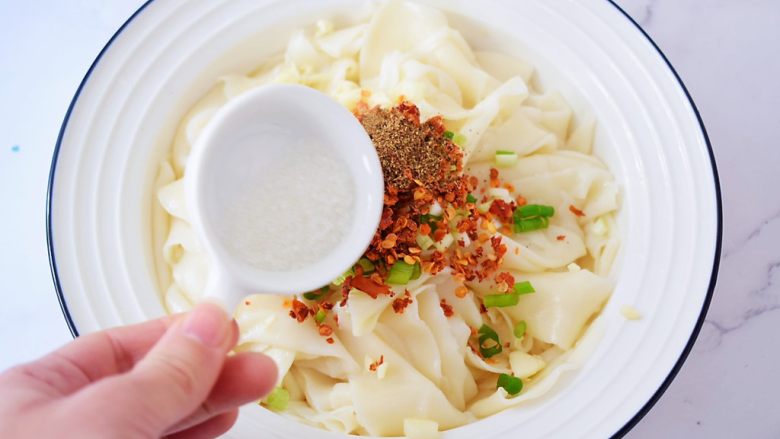 Dumpling skin with oily noodles