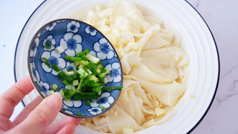 Dumpling skin with oily noodles