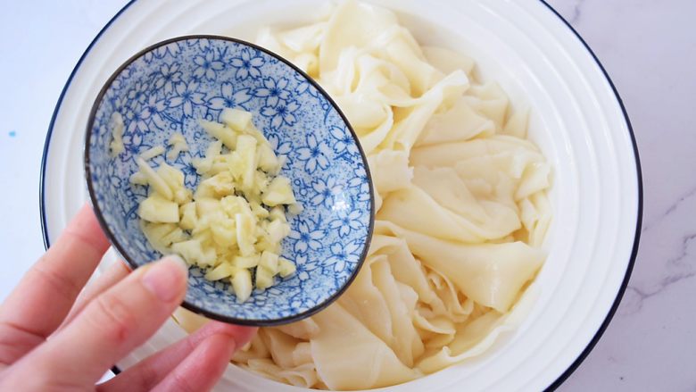 Dumpling skin with oily noodles