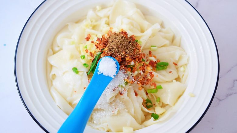 Dumpling skin with oily noodles