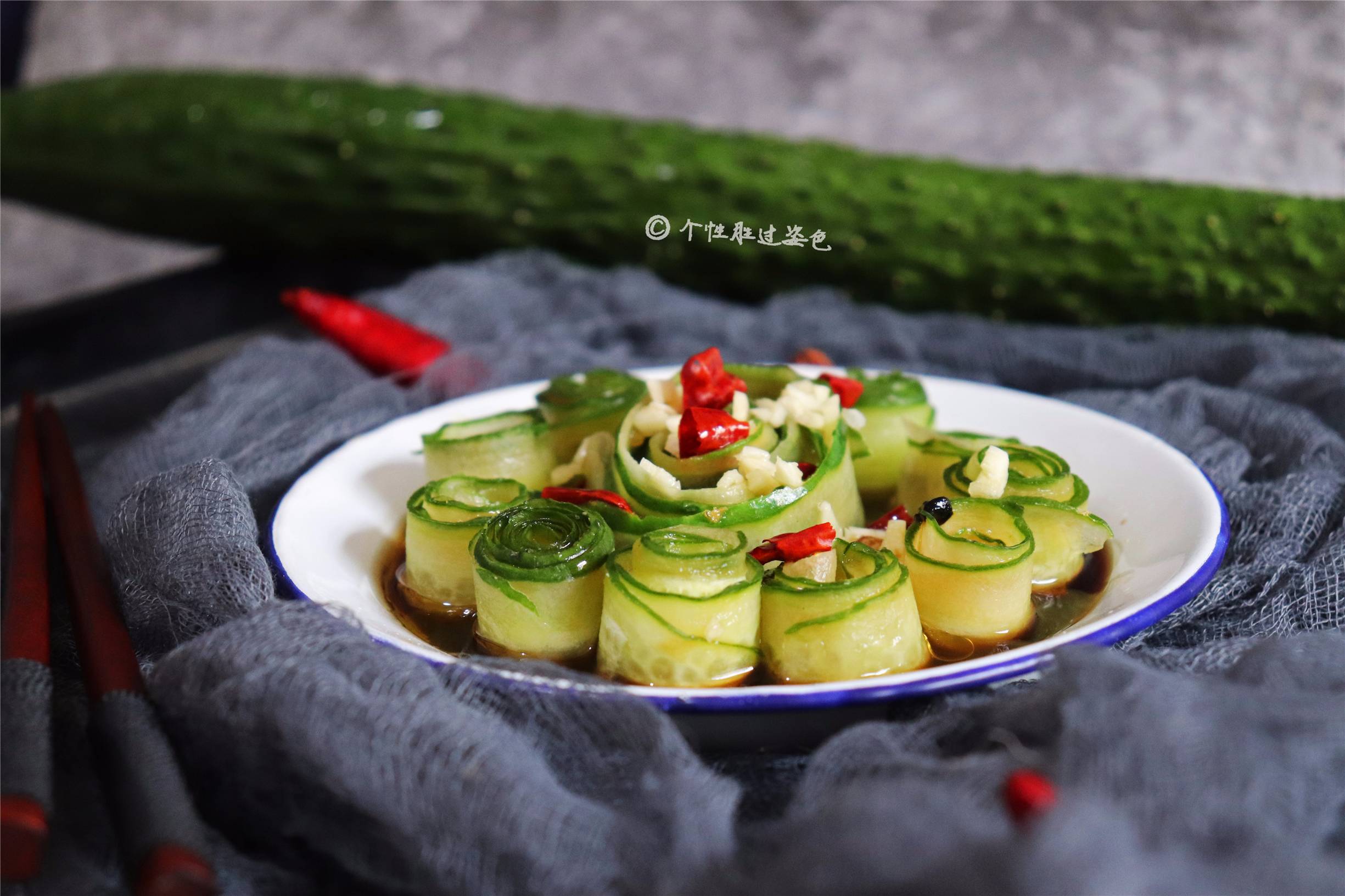 Cucumber rolls with oil