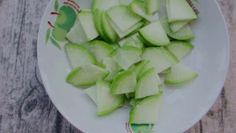 Spicy and sour radish slices