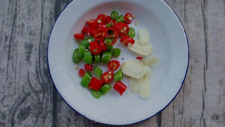 Spicy and sour radish slices