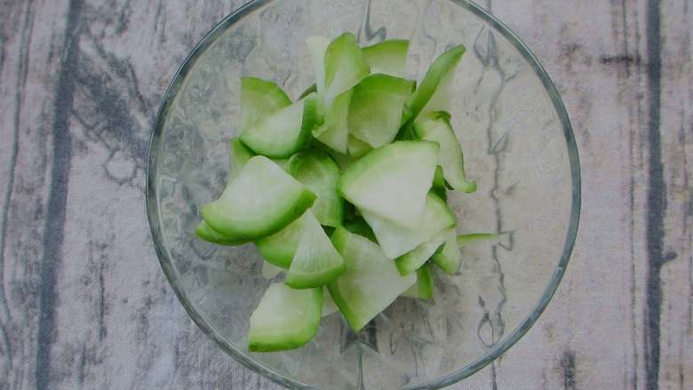 Spicy and sour radish slices