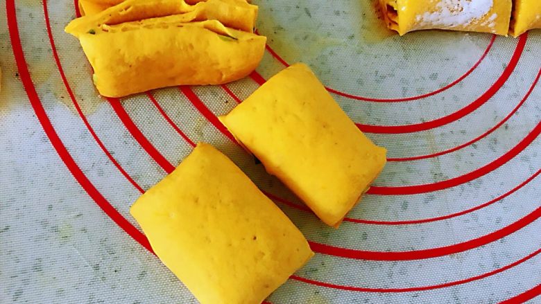 Pumpkin pan-fried rolls