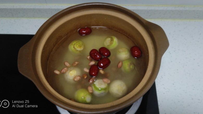 Millet, manjing, wolfberry porridge